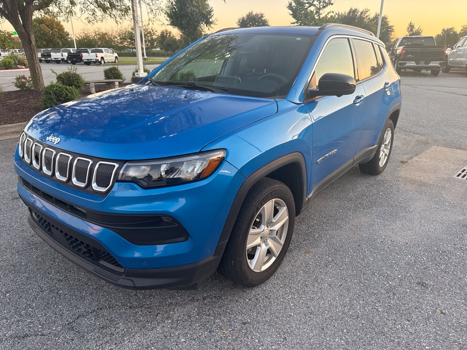 Used 2022 Jeep Compass Latitude w/ Sun and Sound Group AWD/4WD image 1