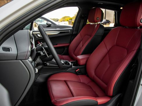 Certified 2026 Porsche Macan S AWD/4WD image 5