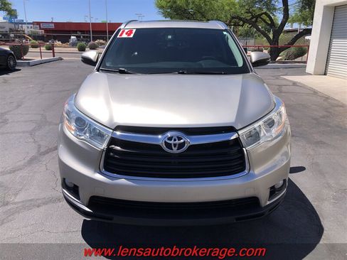 Used 2014 Toyota Highlander XLE FWD image 3
