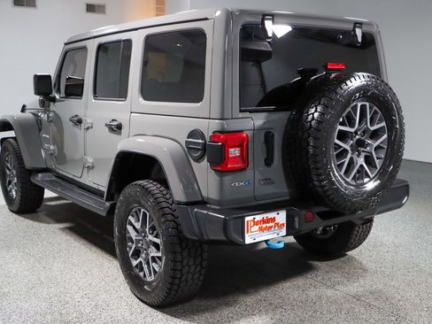 Used 2022 Jeep Wrangler Unlimited Sahara w/ Cold Weather Group AWD/4WD image 9
