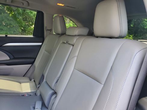 Used 2017 Toyota Highlander XLE AWD/4WD image 28
