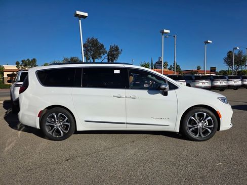 New 2026 Chrysler Pacifica Pinnacle image 3