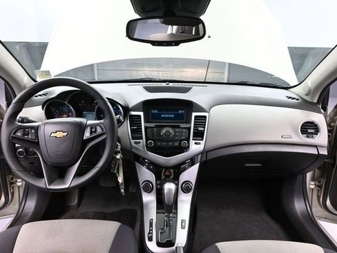 Used 2013 Chevrolet Cruze LS FWD image 22