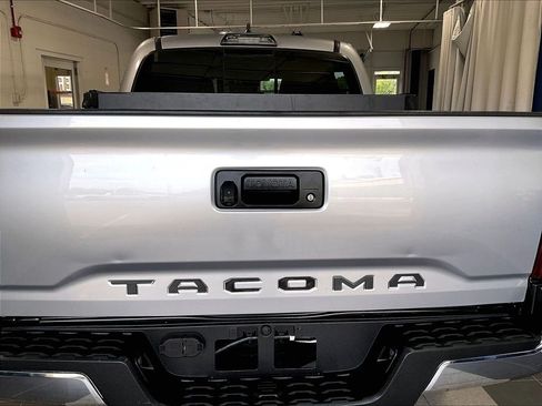Used 2018 Toyota Tacoma SR5 AWD/4WD image 28