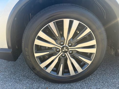 Used 2020 Mitsubishi Outlander ES image 12