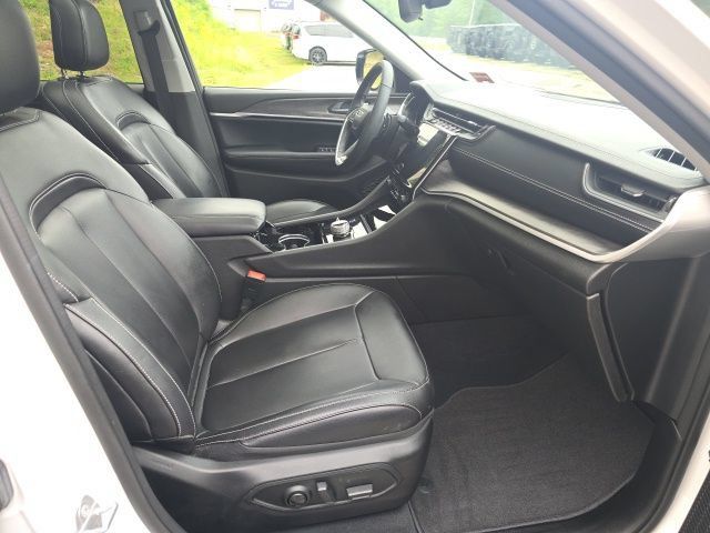 Used 2023 Jeep Grand Cherokee Limited AWD/4WD image 16