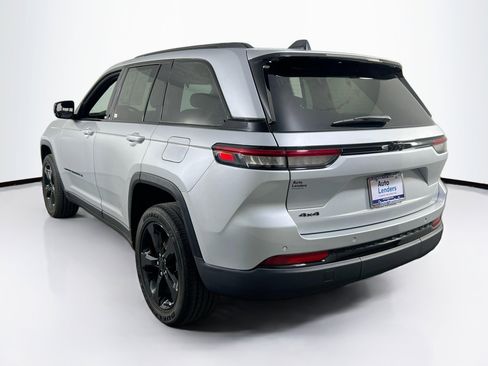 Used 2023 Jeep Grand Cherokee Altitude AWD/4WD image 7