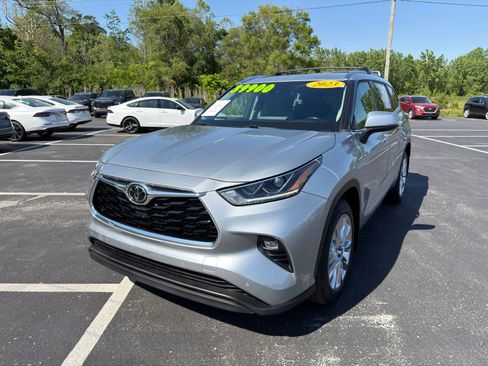 Used 2023 Toyota Highlander Limited AWD/4WD image 2