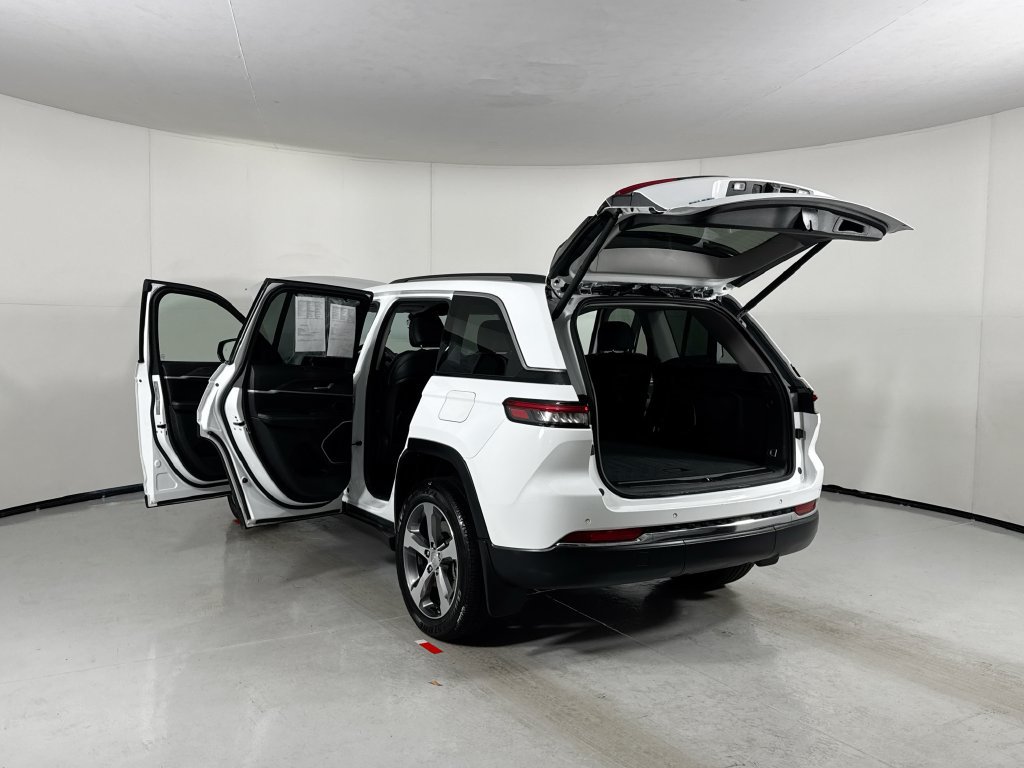 Used 2023 Jeep Grand Cherokee 4WD 4xe w/ Luxury Tech Group II image 30