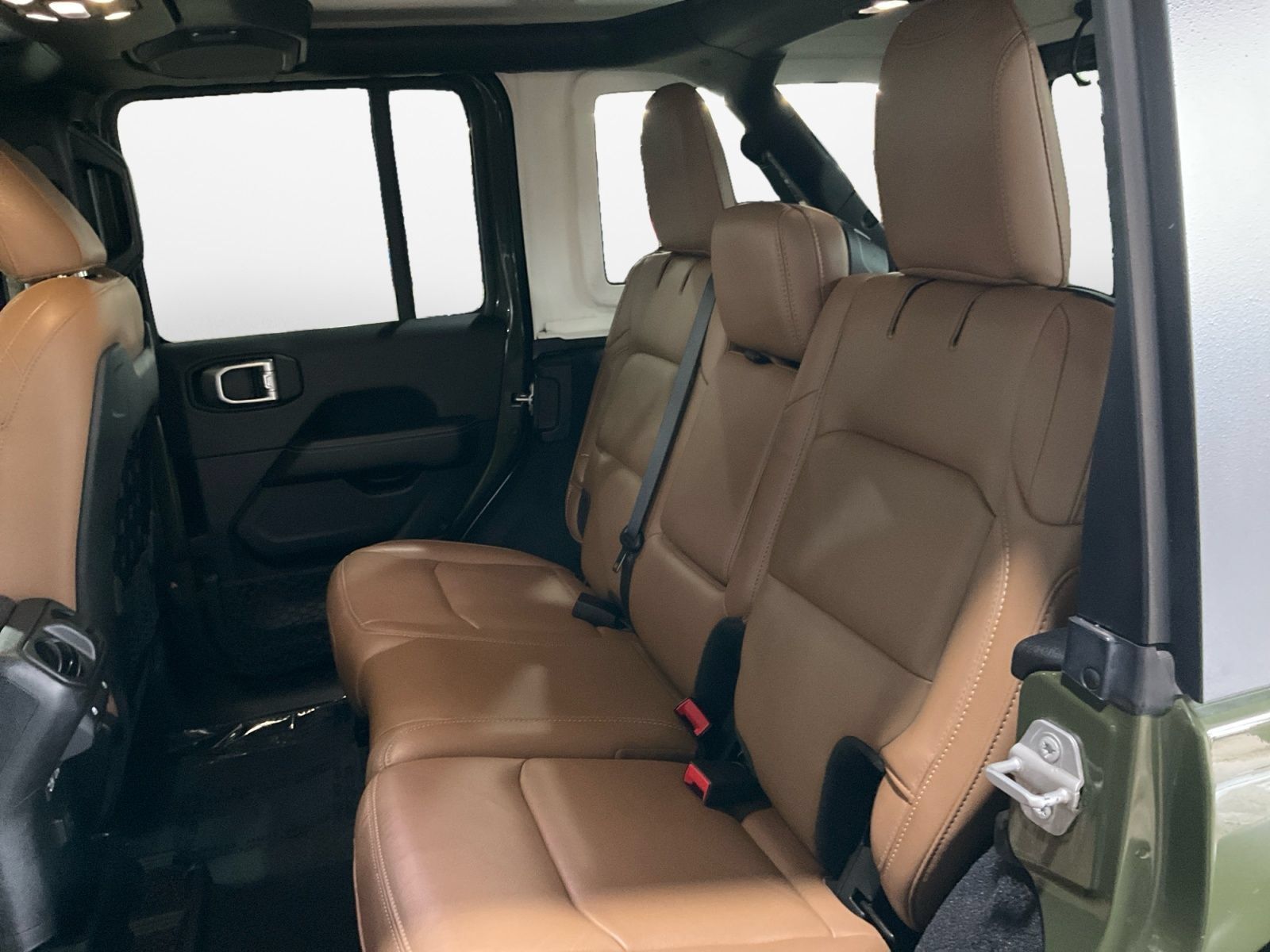 Used 2021 Jeep Wrangler Unlimited Rubicon w/ Cold Weather Group AWD/4WD image 15