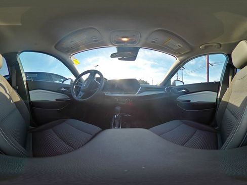 Used 2025 Chevrolet Trax LT image 40