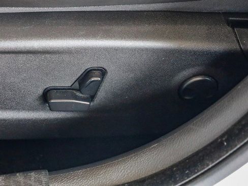 Used 2023 Chrysler 300 Touring L image 10