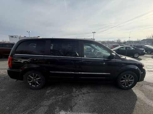 Used 2015 Chrysler Town & Country S image 7