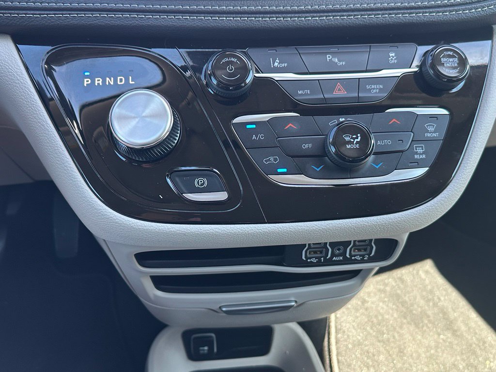 Used 2024 Chrysler Pacifica Limited FWD image 29