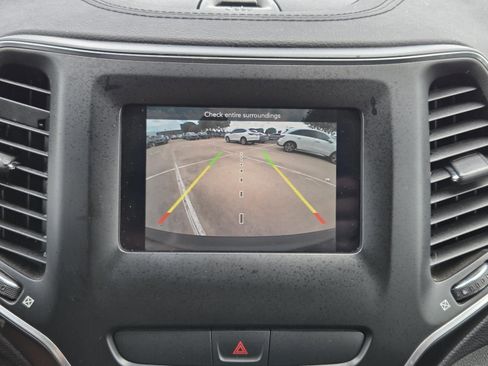 Used 2019 Jeep Cherokee Latitude Plus AWD/4WD image 25