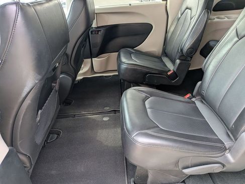 Used 2024 Chrysler Pacifica Touring-L image 24