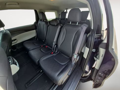 Used 2023 Kia Carnival LX FWD image 22