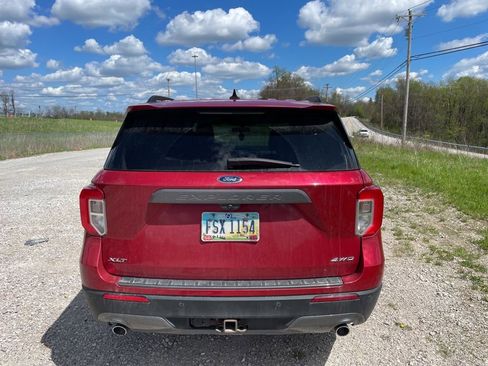 Used 2022 Ford Explorer XLT w/ Equipment Group 202A image 7