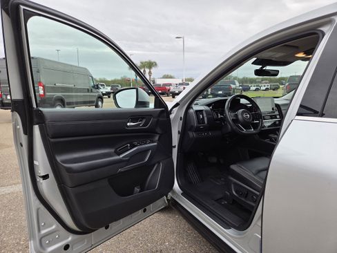Used 2025 Nissan Pathfinder SL image 11