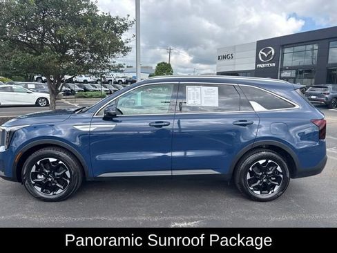 Used 2024 Kia Sorento S w/ Panoramic Sunroof Package FWD image 3
