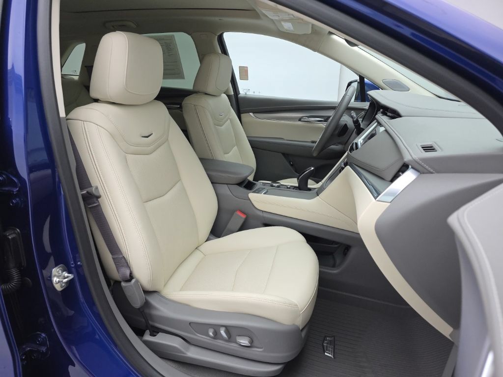 Used 2025 Cadillac XT5 Premium Luxury w/ LPO, Floor Liner Package AWD/4WD image 53