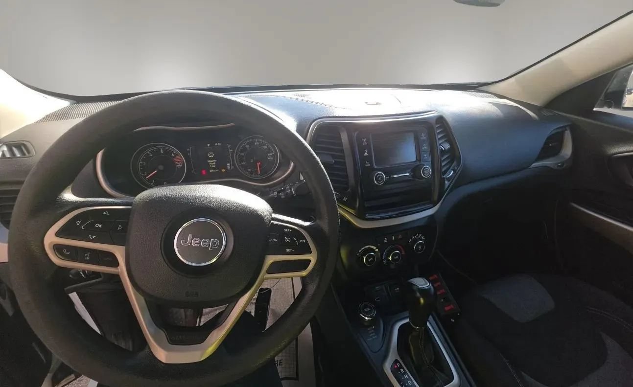 Used 2017 Jeep Cherokee Sport AWD/4WD image 4