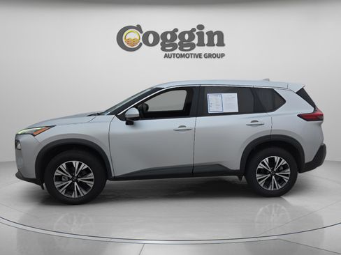 Used 2023 Nissan Rogue SV image 2
