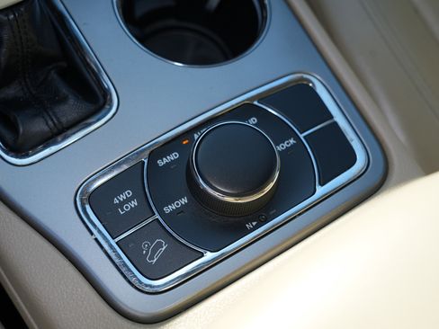 Used 2021 Jeep Grand Cherokee Limited AWD/4WD image 30
