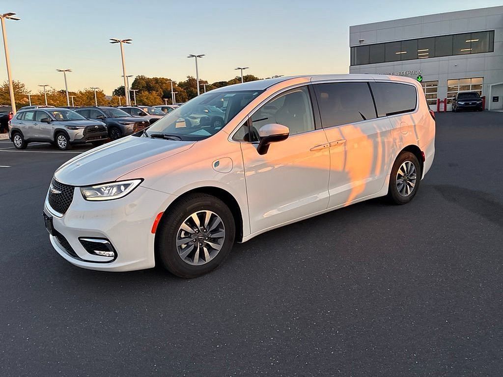 Used 2023 Chrysler Pacifica Touring-L FWD image 19