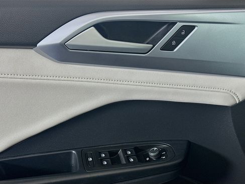 Used 2025 Volkswagen Taos SE w/ Panoramic Sunroof Package image 15