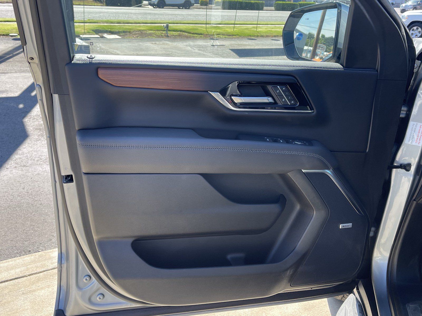 Used 2025 GMC Yukon XL Denali AWD/4WD image 16