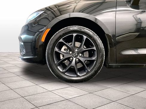 Used 2022 Chrysler Pacifica Touring-L w/ S Appearance Package AWD/4WD image 8