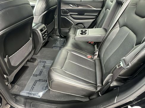 Used 2022 Jeep Grand Cherokee Limited w/ Luxury Tech Group II image 24