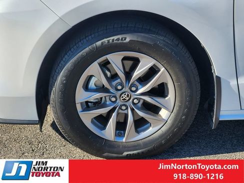 Used 2025 Toyota Sienna XLE AWD/4WD image 12