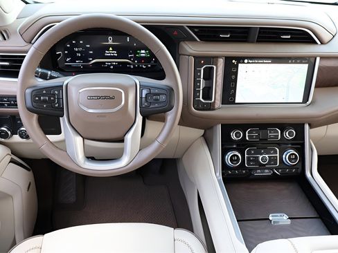Used 2024 GMC Yukon XL Denali image 16