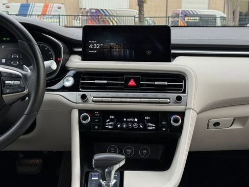Used 2025 Genesis G70 2.5T image 20