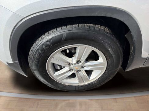 Used 2022 Chevrolet Trax LS w/ Tint and Cruise Package image 31