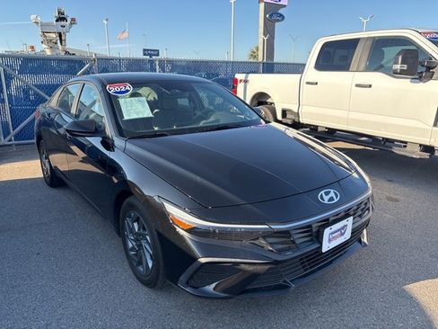 Used 2024 Hyundai Elantra SEL image 3