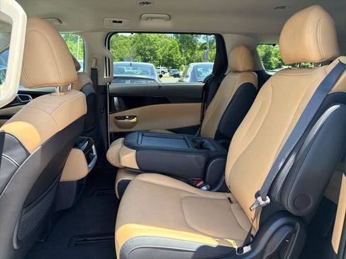 Used 2024 Kia Carnival EX FWD image 19