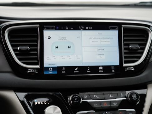 Used 2024 Chrysler Pacifica Touring-L image 26