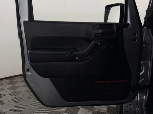 Used 2017 Jeep Wrangler Unlimited Rubicon AWD/4WD image 13