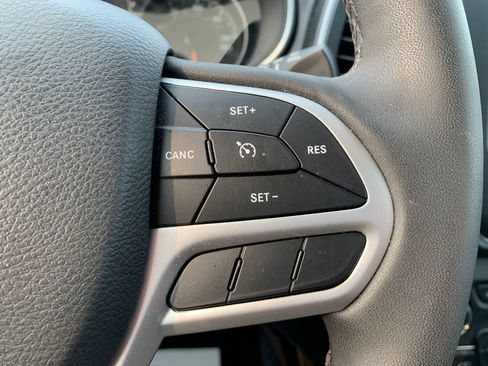 Used 2022 Jeep Cherokee Latitude AWD/4WD image 22