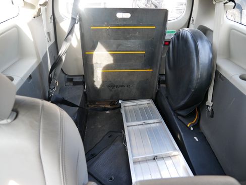 Used 2015 Toyota Sienna L image 15