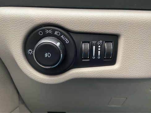 Used 2023 Chrysler Pacifica Touring-L image 36