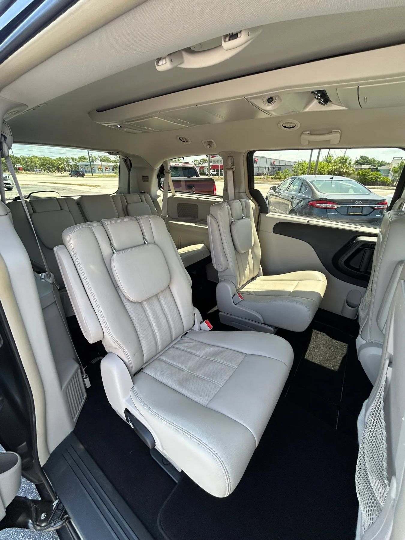 Used 2011 Chrysler Town & Country Touring-L FWD image 15