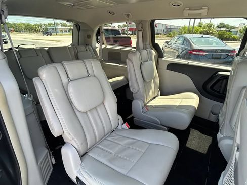 Used 2011 Chrysler Town & Country Touring-L FWD image 15