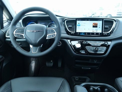 New 2026 Chrysler Pacifica Select image 6