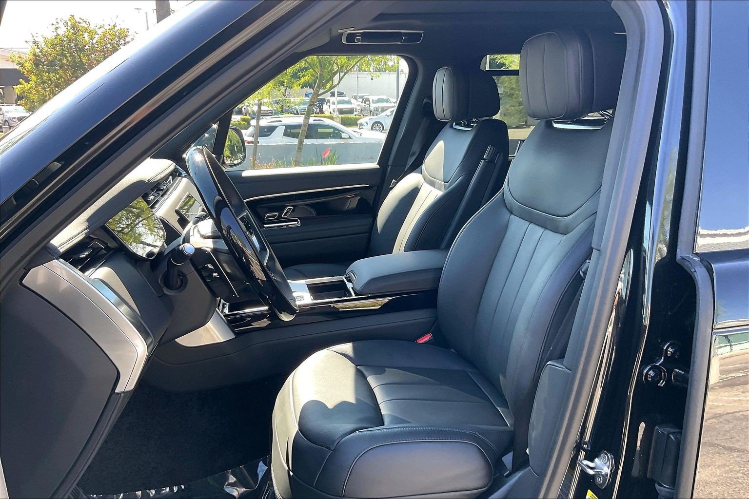 New 2026 Land Rover Range Rover Long Wheelbase SE AWD/4WD image 16