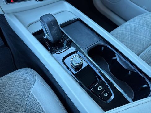 Used 2022 Volvo XC60 B5 Momentum image 5