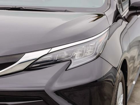 Used 2024 Toyota Sienna XLE w/ XLE Plus Package FWD image 5